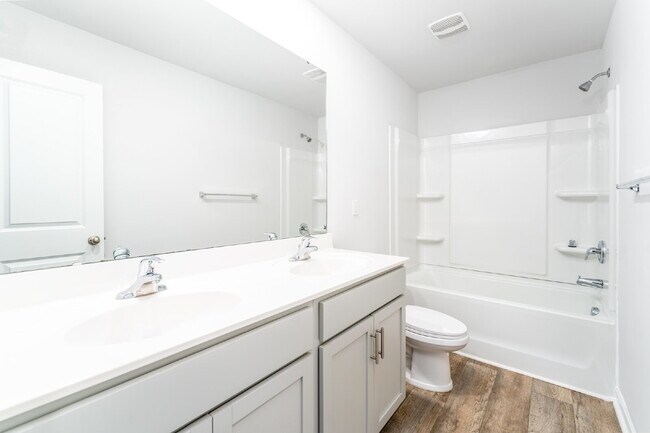 Building Photo - Spacious house with large office and 3 bedrooms in pool community. Available after July 10!