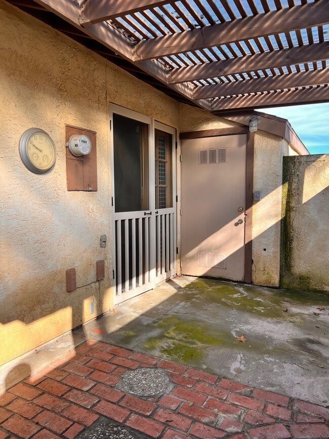 Building Photo - MOVE IN SPECIAL- 1/2 OFF FIRST MONTH'S RENT!!!