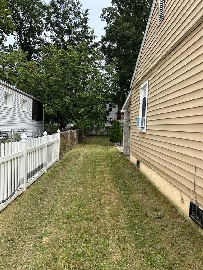 Building Photo - !! SPECIAL HALF OFF SECOND MONTH'S RENT!!! Charming 3BR 2BA Home w/ Updated Kitchen + Large Front...