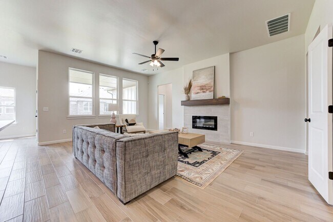 Building Photo - Brand New Home in Mustang!