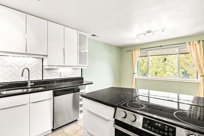 Building Photo - Remodeled 2B/2B East Boulder Apartment w/ ...