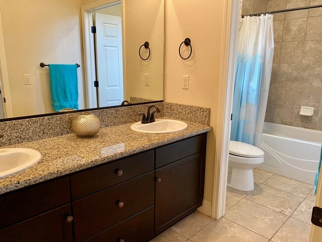 Building Photo - $2,990 Copper River, Beautiful 4 Bedroom -  E. Via Estrella Dr, Fresno / Gated Community