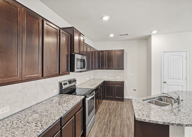 Building Photo - "4-Bedroom Haven in Cibolo with Spacious Living!"