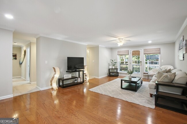 Building Photo - 102 Hickory Dr