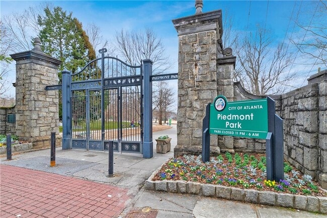 Building Photo - 1812 Wellbourne Dr NE