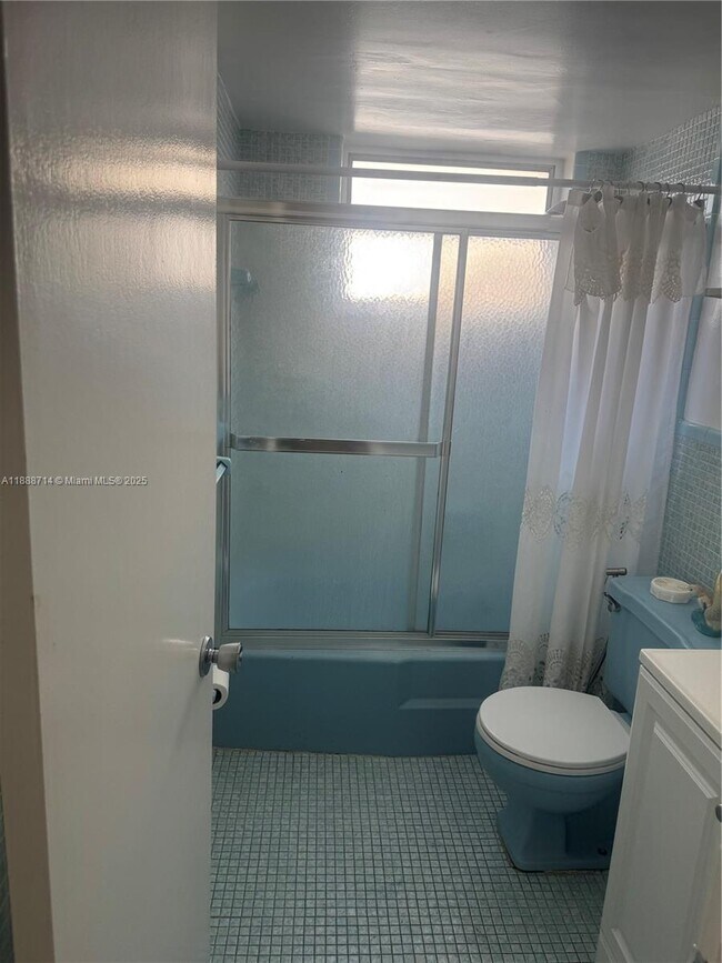 Building Photo - 713 Collins Ave