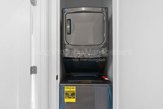 Building Photo - 1638 Elm Ave