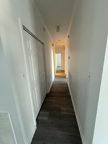 Building Photo - 297 High Chaparral Dr