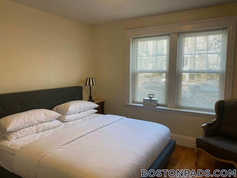 Building Photo - 14 Centre St