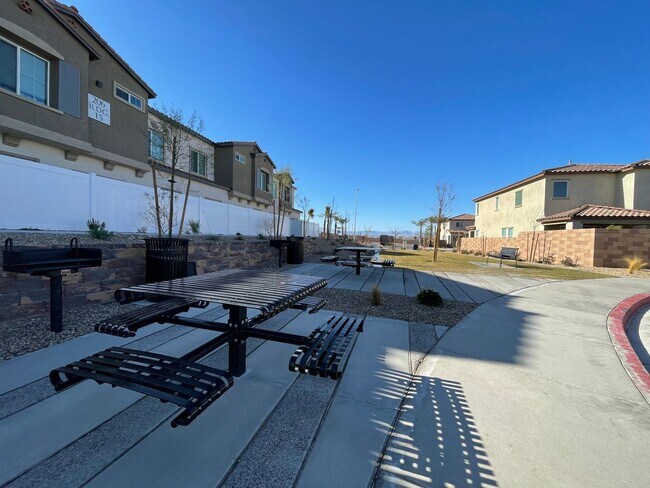 Building Photo - GATED 2 BED 2.5 BATH 2 CAR GARAGE 2 FLOOR TOWNHOUSE IN HENDERSON