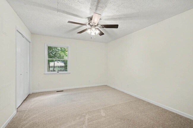 Building Photo - 151 Country Club Dr
