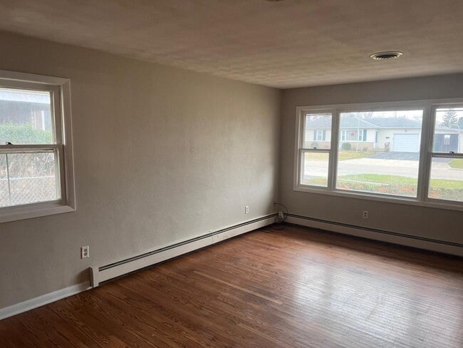 Building Photo - 913 Curtis Ave