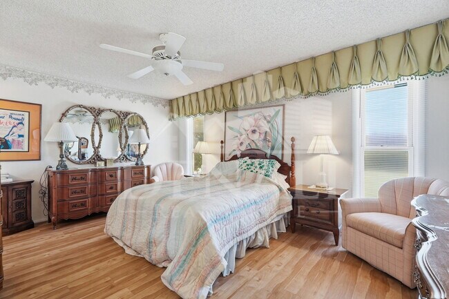 Building Photo - 9807 W Mockingbird Dr
