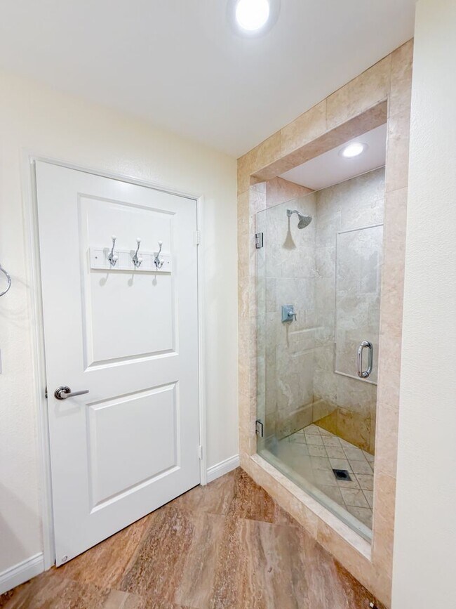 Building Photo - 5625 Crescent Prk W