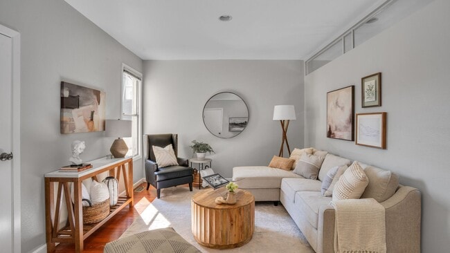 Building Photo - Two Bedroom Condo in SOMA with Yard, Parking, and W/D.