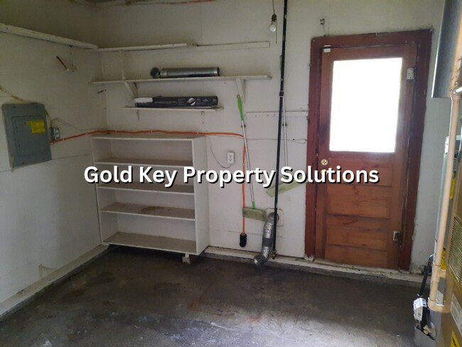 Building Photo - COMING SOON! 3 BR 1 BA House with Garage a...