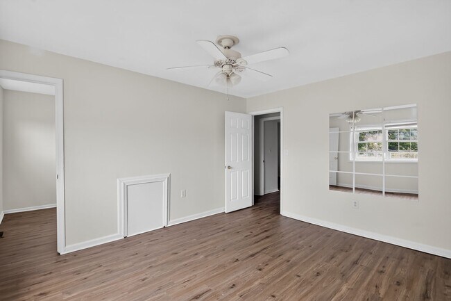 Building Photo - Available 3 Bedroom 1.5 bath Townhouse in Fredericksburg, Stafford County