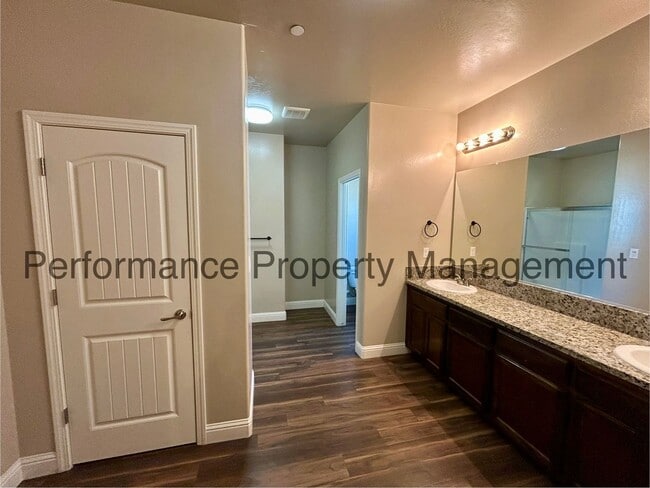 Building Photo - Stunning 4 Bed/2 Bath in Wasco w/ RBP & Se...