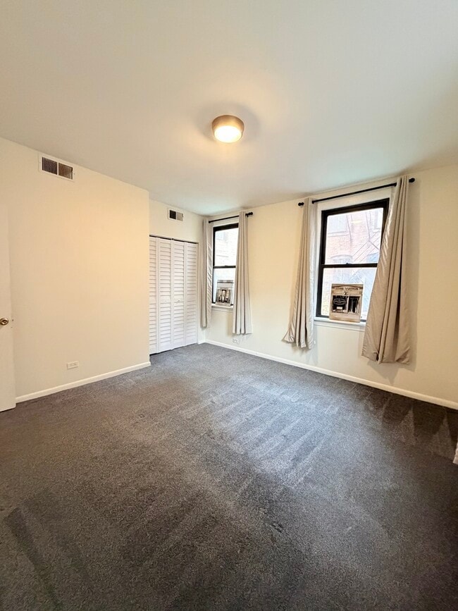 Building Photo - 642 N Dearborn St