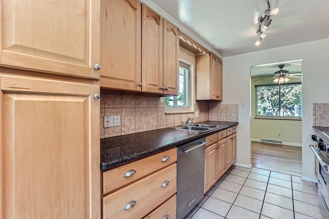Building Photo - Beautiful Bungalow in Great Englewood Loca...