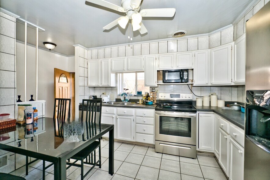 Building Photo - 7014 N Kilbourn Ave