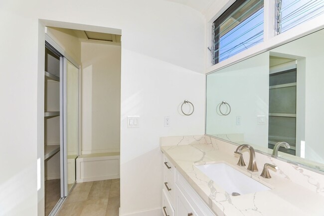 Building Photo - Kahala Avenue Beachside -  1 minute walk to beach  Recently remodeled w/fenced yard. 1 bdrm, 1 ba...