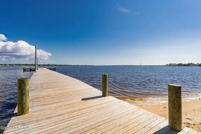 Building Photo - 616 Newport Ave