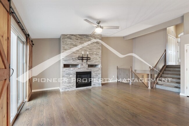Building Photo - Stylish Townhouse 2bed / 2bath, 2 car garage and AC in Gated Community Near Powers Corridor