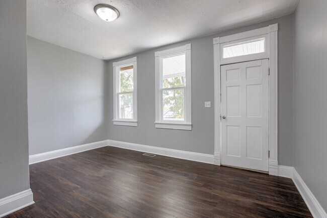 Building Photo - 1240 S 15th St