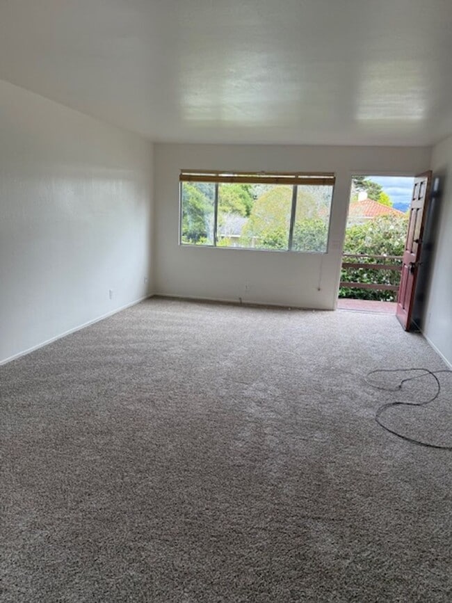 Building Photo - Large Three bedroom two bath home walking distance to downtown Monterey, DLI, MIIS and the Warf