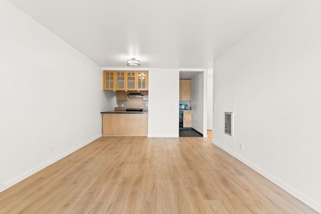 Building Photo - Modern 1-Bed w/ Balcony & Views Near Piedmont