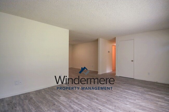 Building Photo - 4 bedroom 3 bathroom pet friendly home