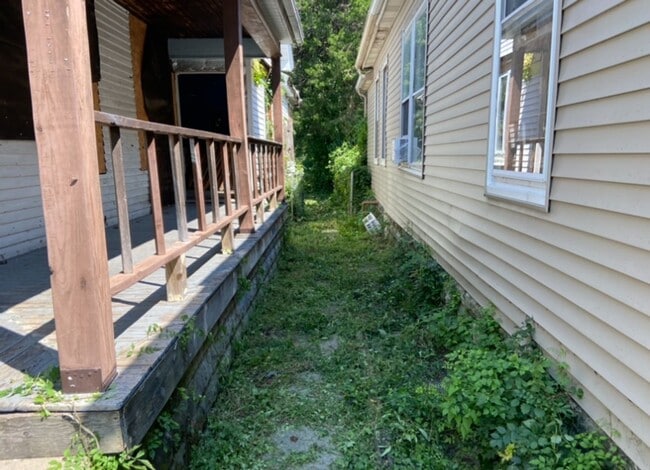 Building Photo - Investment Special! - $390 Month / $800 Down