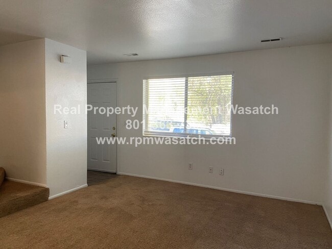 Building Photo - Check out This Unique 3 bed 1.5 Bath Townhome in Murray