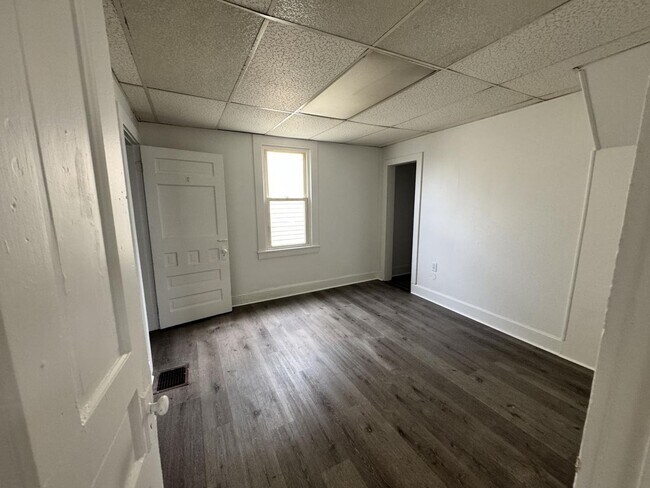 Building Photo - 518 Maple Ave