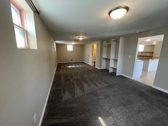 Building Photo - 1138 W 11th St