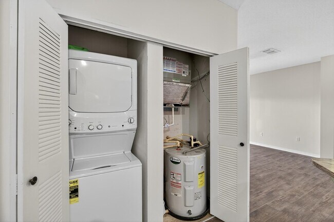 Building Photo - 625 Fairway Dr