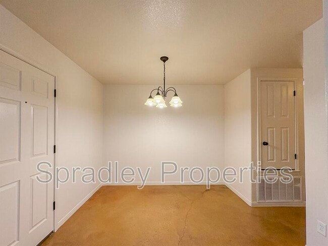 Building Photo - 517B Kendra Dr