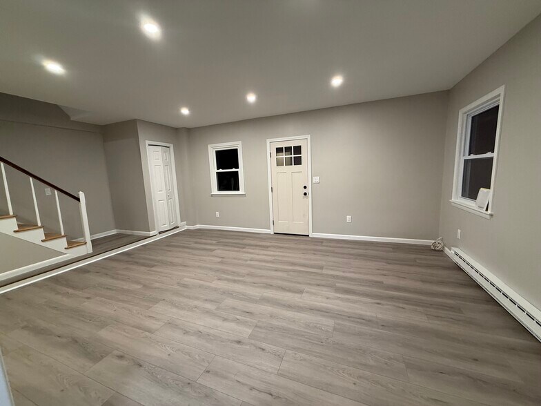 Building Photo - 735 Stafford Rd