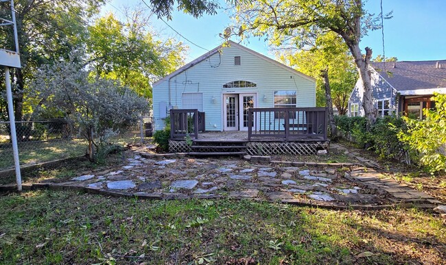 Building Photo - Updated 1940s Home with Time Period Charm