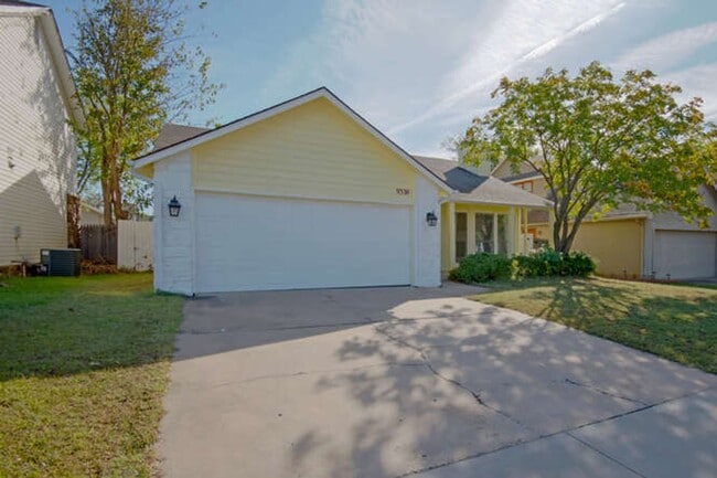 Building Photo - Great little modern and super clean home i...