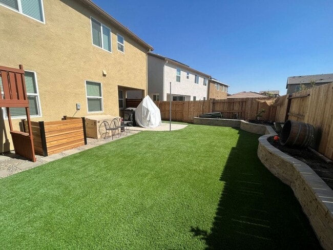 Building Photo - FIVE Bedroom home in Natomas with SOLAR