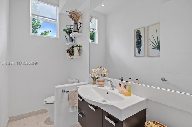 Building Photo - 435 Hampton Ln