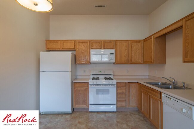 Building Photo - Enjoy Scenic Ivins Living – 3-Bed, 2-Bath ...