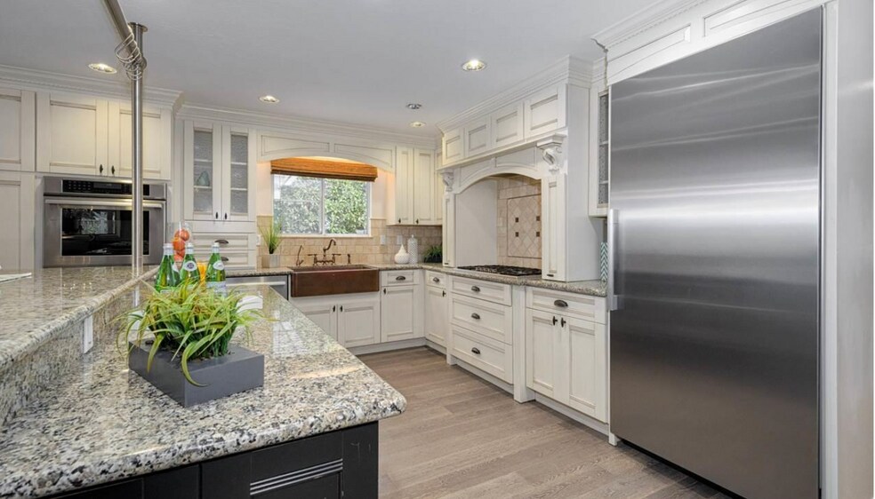 Building Photo - 10086 La Paz Ave