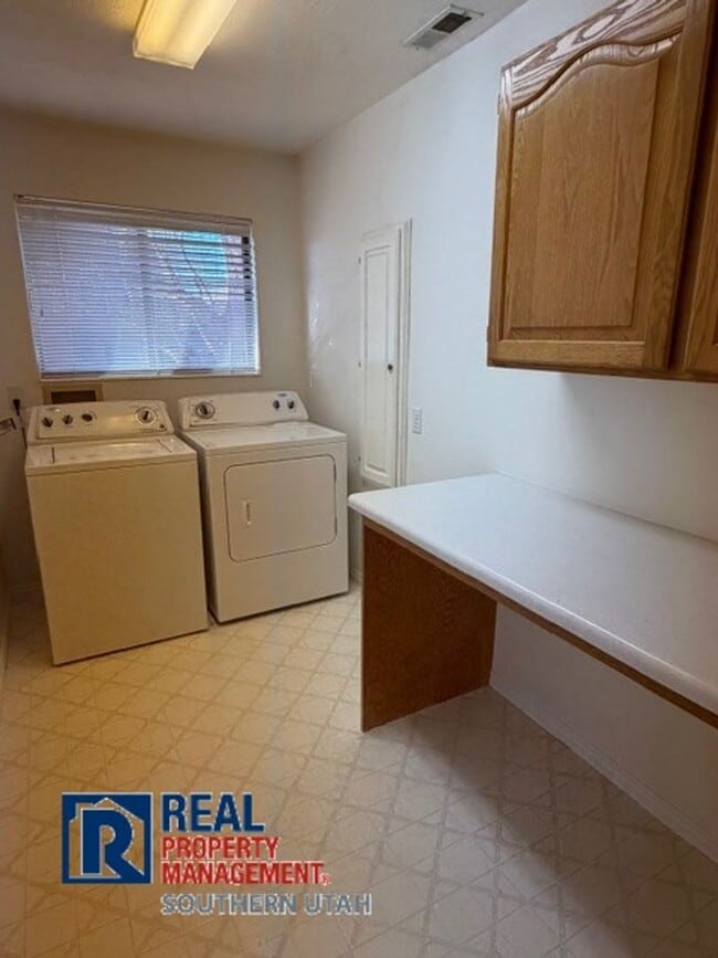 Building Photo - Golf Course Home