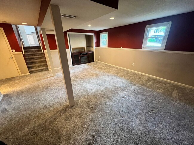 Building Photo - Single Family, Raised Ranch With Many Upda...