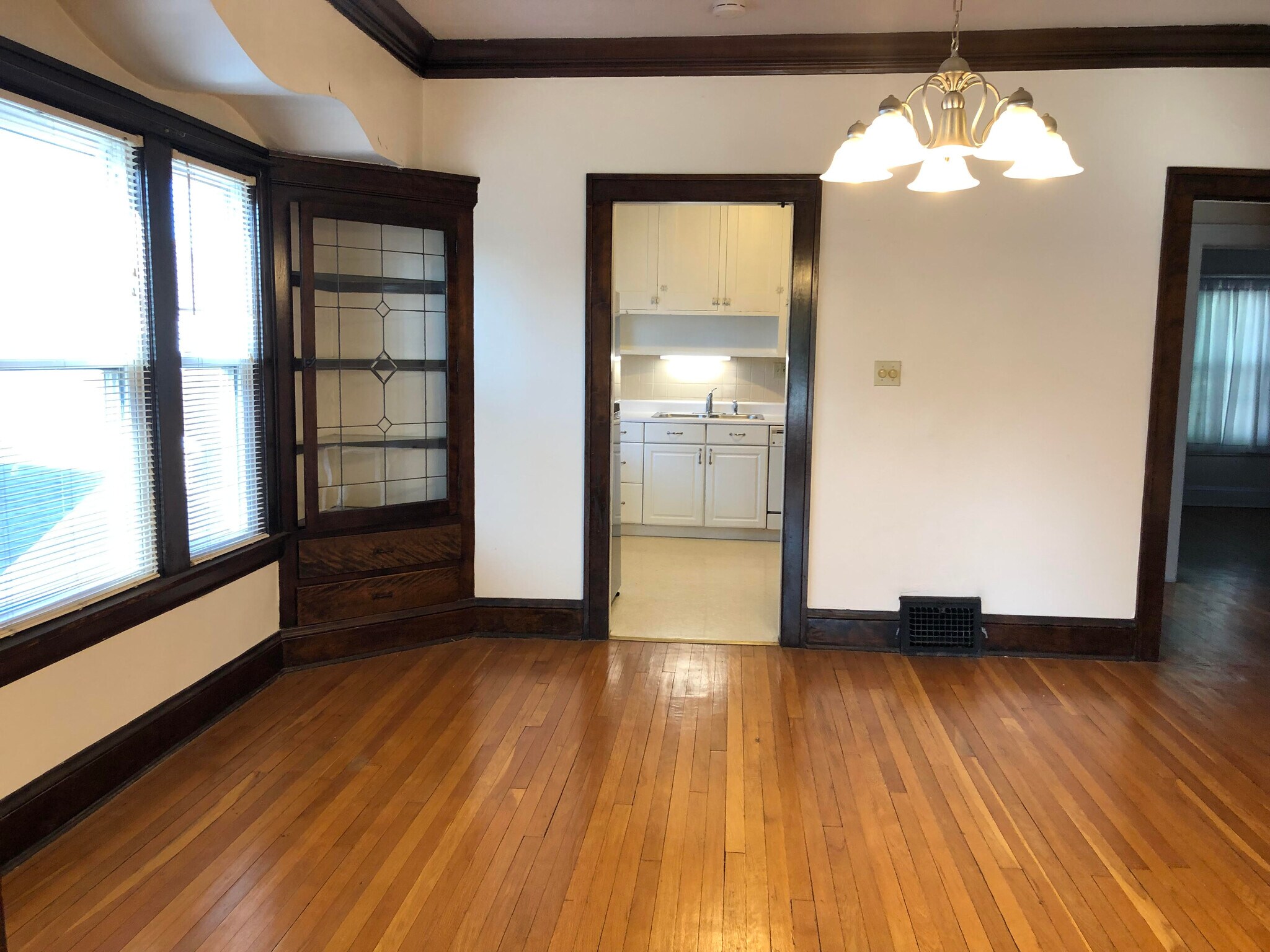 Dining room - 2479 E 124th St