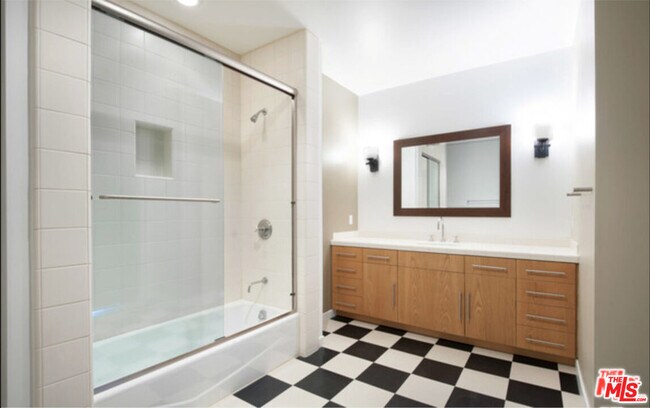 Building Photo - 3850 Rambla Orienta