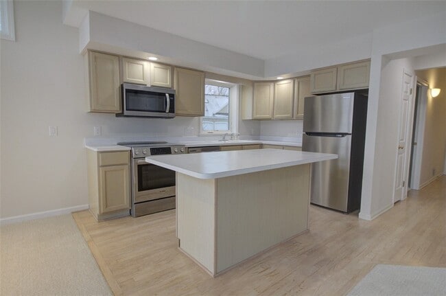 Building Photo - 245 Roseland Ln